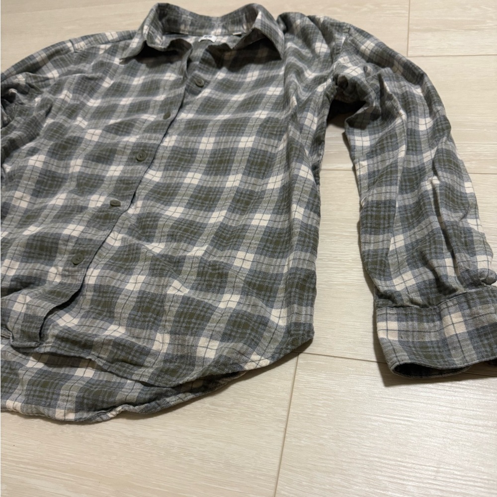 ✨Uniqlo Green Plaid Button Down Shirt - Picture 4 of 9